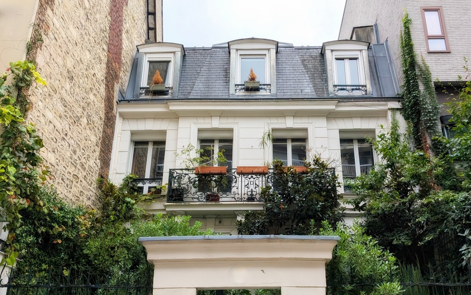 Balcon haussmannien en fer forgé, Paris